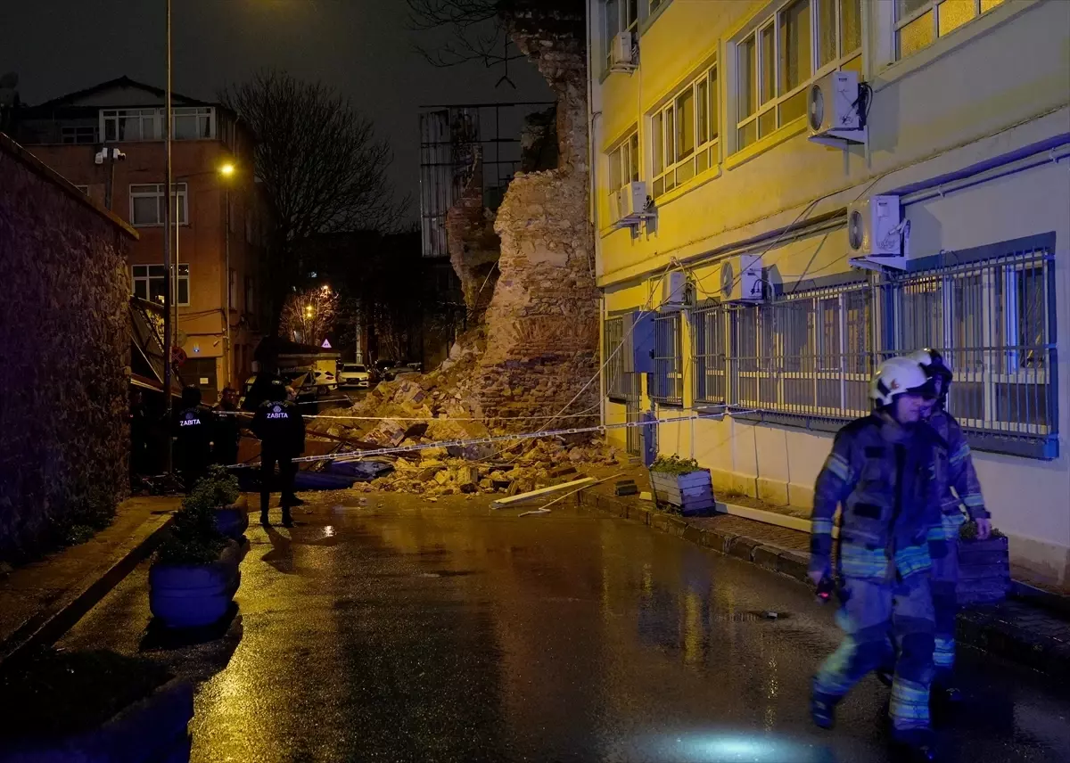 Beyoğlu'nda tarihi metruk binanın duvarı yıkıldı