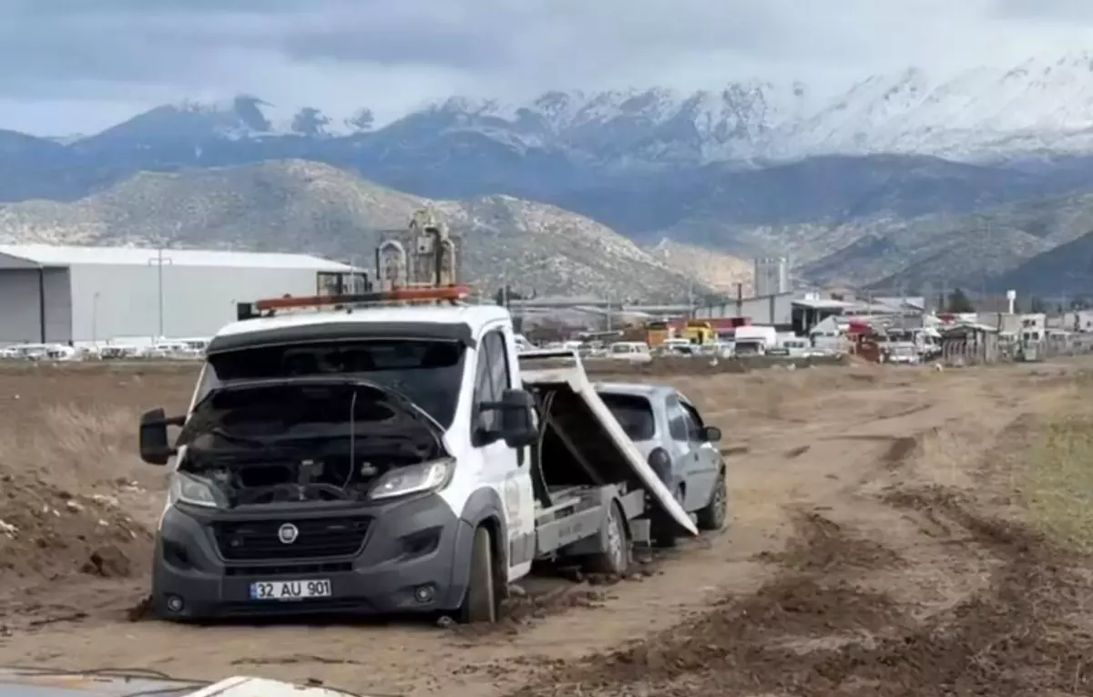 Bir çekiciyi kurtarmaya giden iki çekici de çamura saplandı