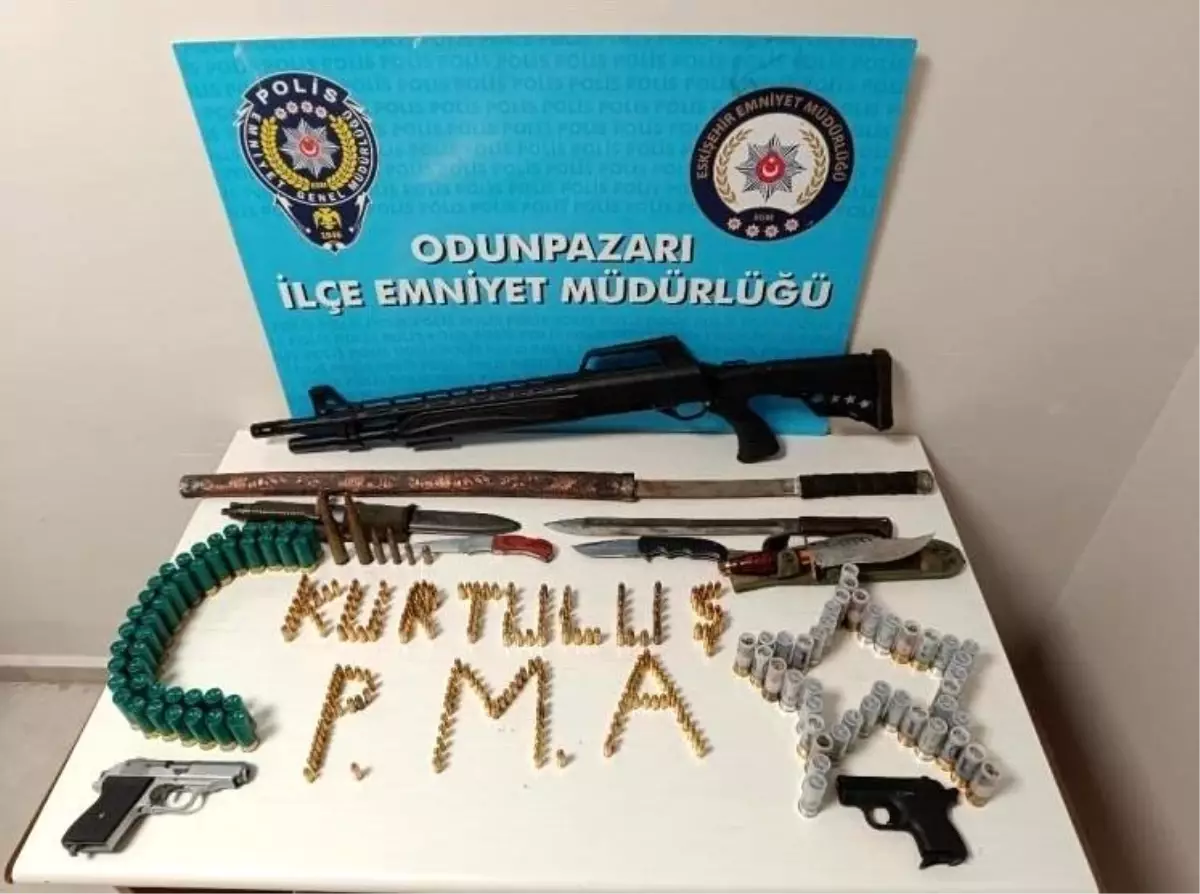 Bisikletle çarptığı vatandaşı tehdit eden şahsın iş yerinden cephanelik çıktı