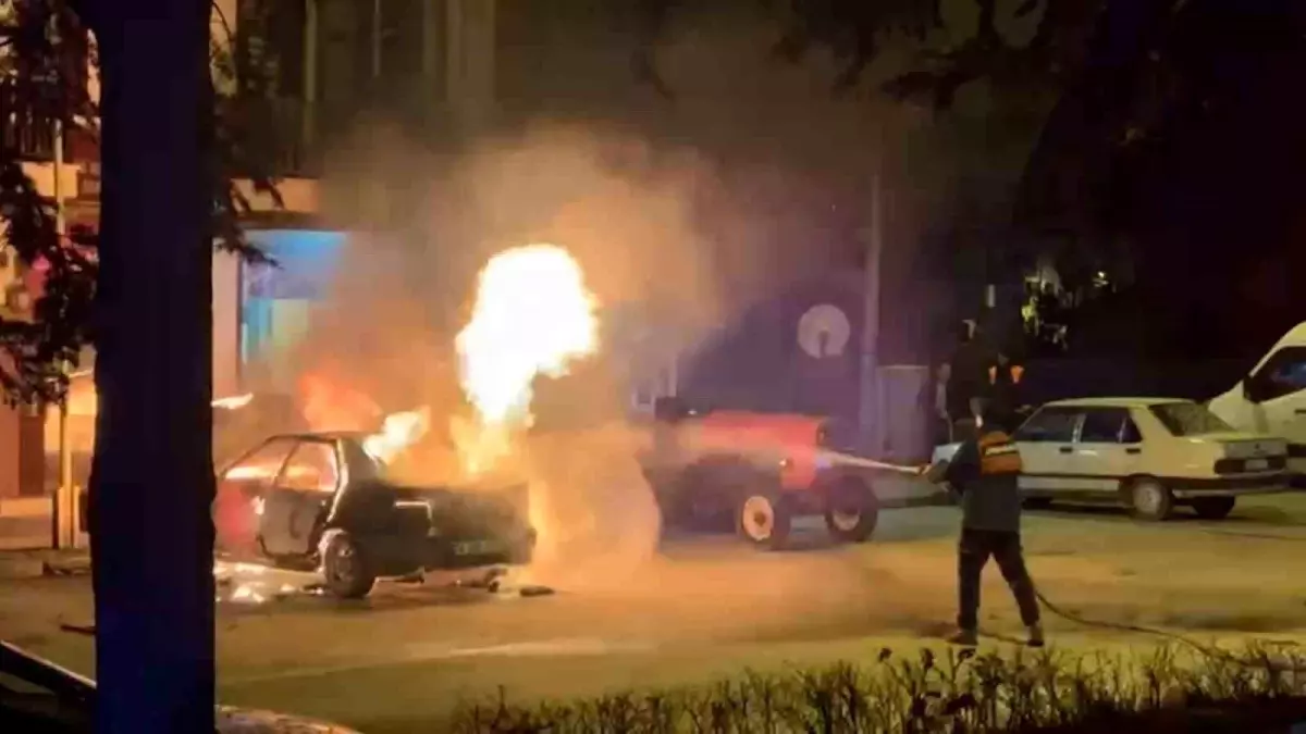 Bolu'da park halindeki otomobil alev alev yandı