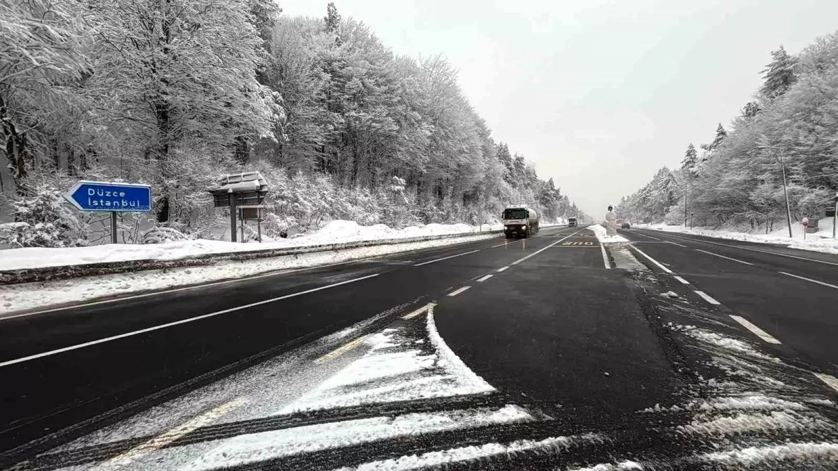 Bolu Dağı geçişinde kar yağışı etkili oluyor