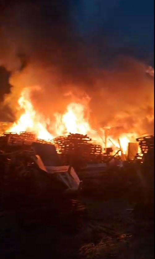 حريق في مصنع الأخشاب في بورصة