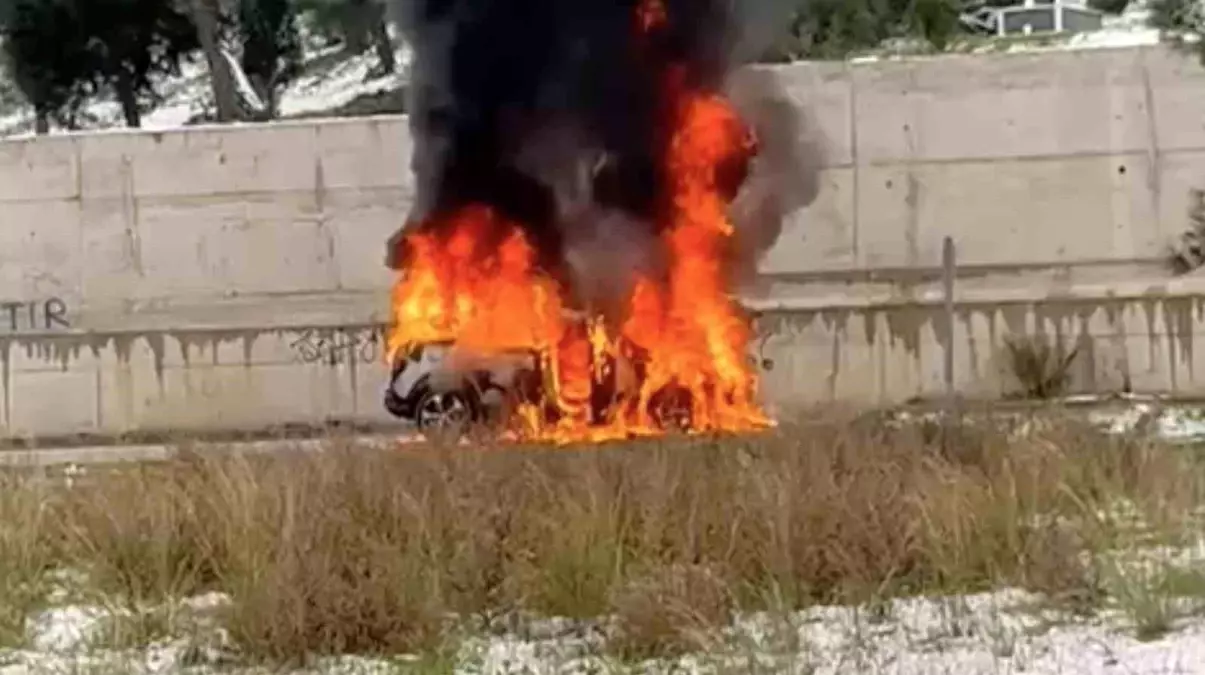 Bursa'da otomobil alev topuna döndü