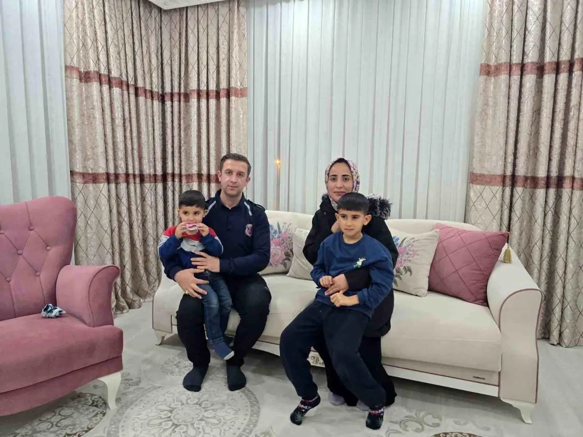 Cezaevi personelinden örnek davranış: Kaza yapan anne ve çocukları evinde misafir etti