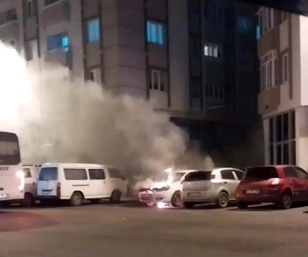 Çorlu'da park halindeki otomobile alev alev yandı
