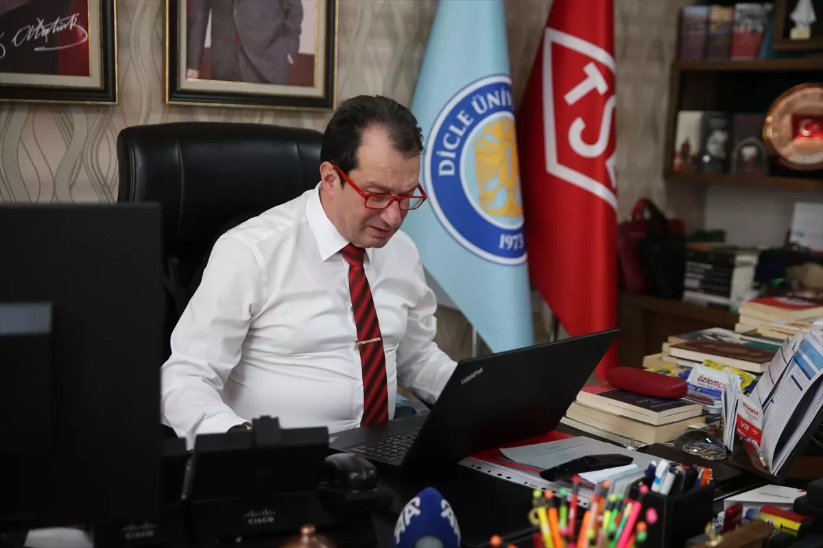 Dicle Üniversitesi Rektörü Prof. Dr. Eronat, AA'nın "Yılın Kareleri" oylamasına katıldı