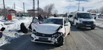 Doğanşehir'de iki otomobilin çarpışması sonucu 3 kişi yaralandı