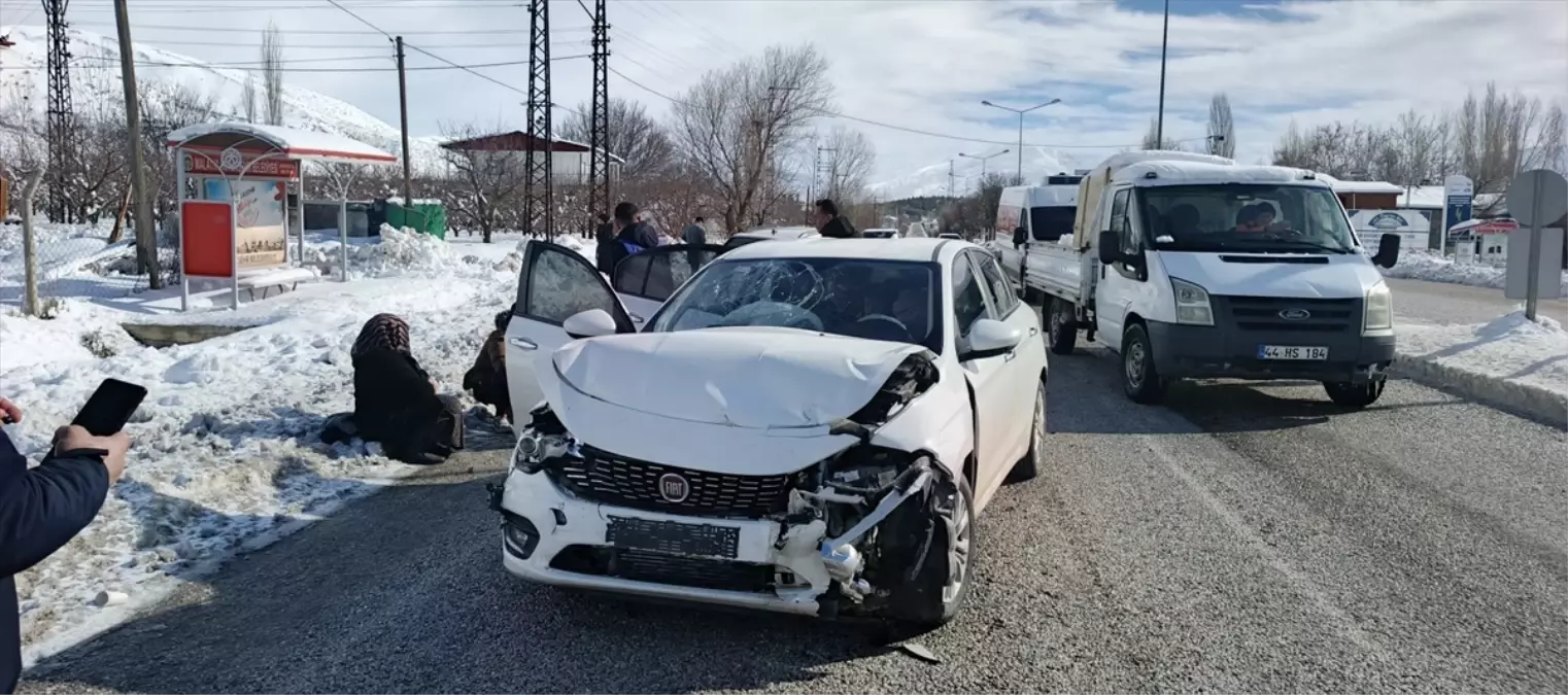 Doğanşehir'de iki otomobilin çarpışması sonucu 3 kişi yaralandı
