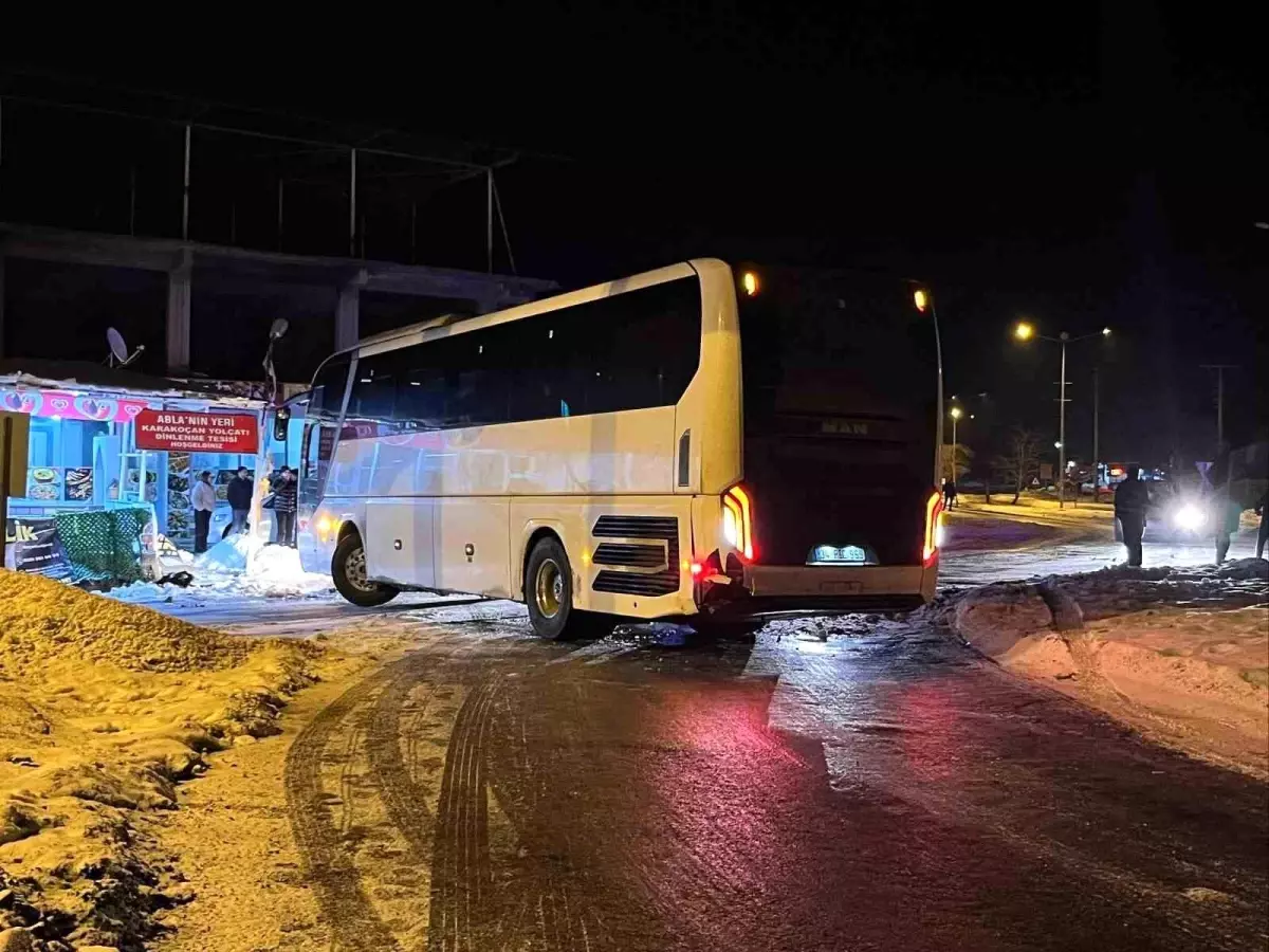 Elazığ'da facianın eşiğinden dönüldü: Otobüs devrilmekten son anda böyle kurtuldu