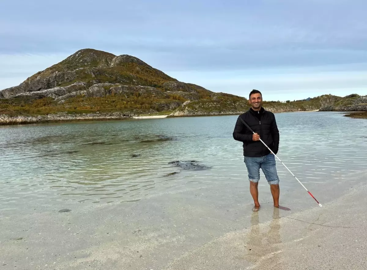 Görme engelli öğretim üyesi, beyaz bastonuyla 60 ülke gezdi