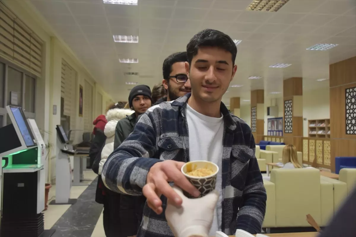 Gümüşhane'de üniversite öğrencilerine 'herle' ikram edildi