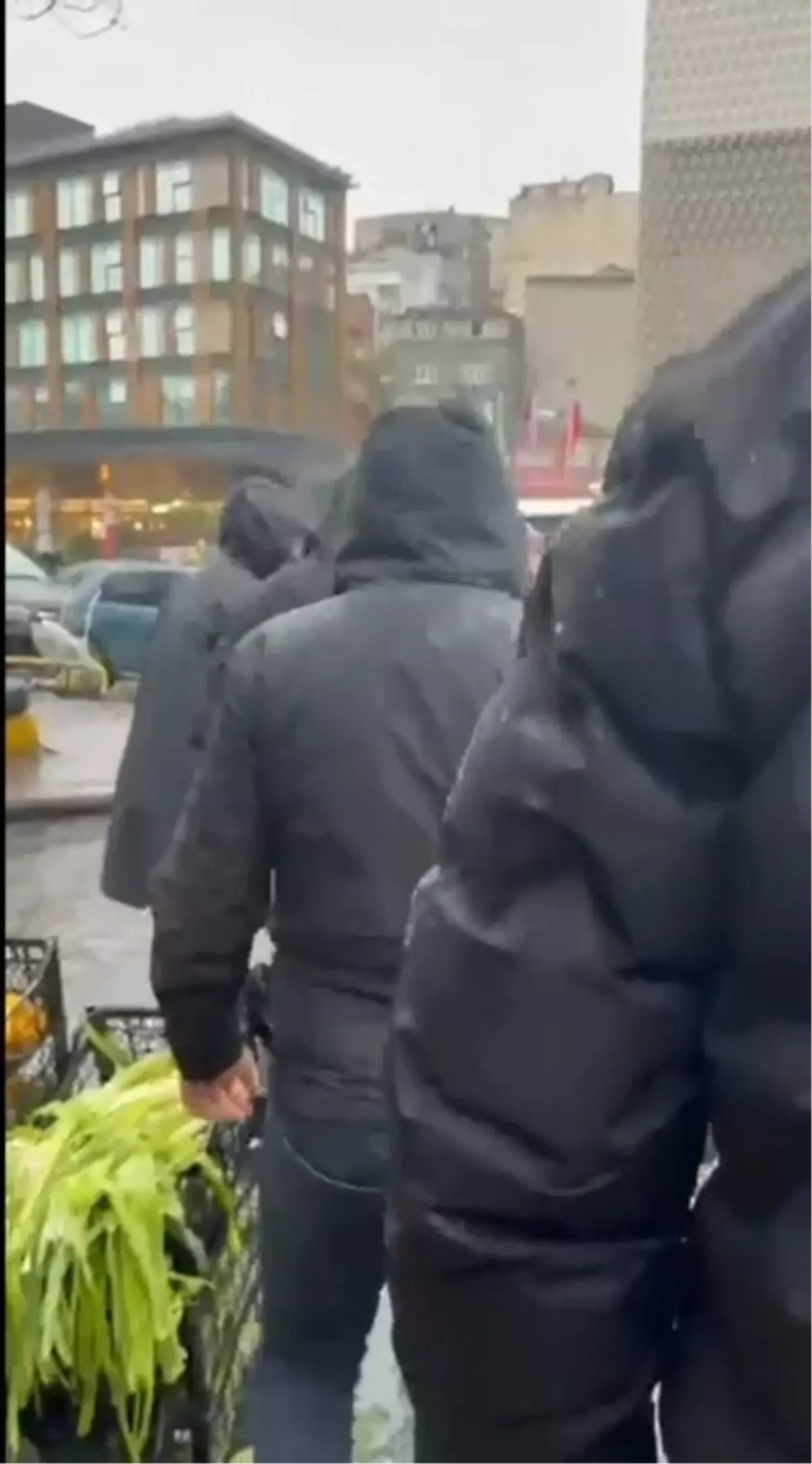 Hakkında 27 yıl hapis cezası bulunan firari hükümlü pazarcılık yaparken yakalandı