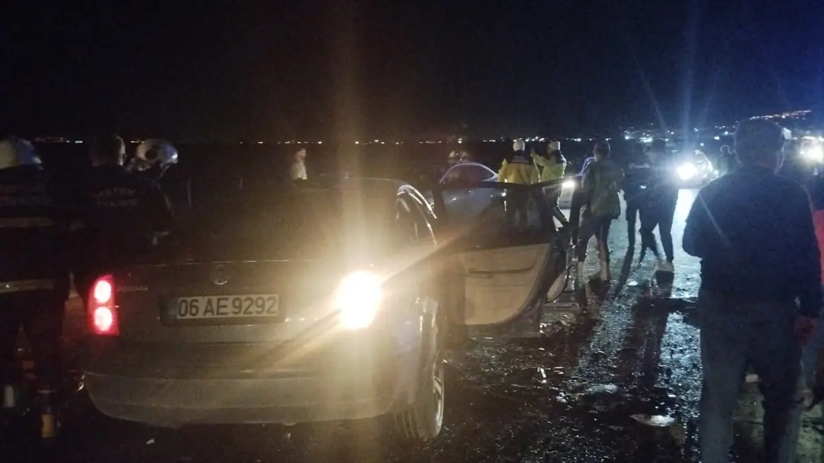 Hatay'da otomobil ile minibüsün çarpıştığı kazada 1 kişi öldü, 5 kişi yaralandı