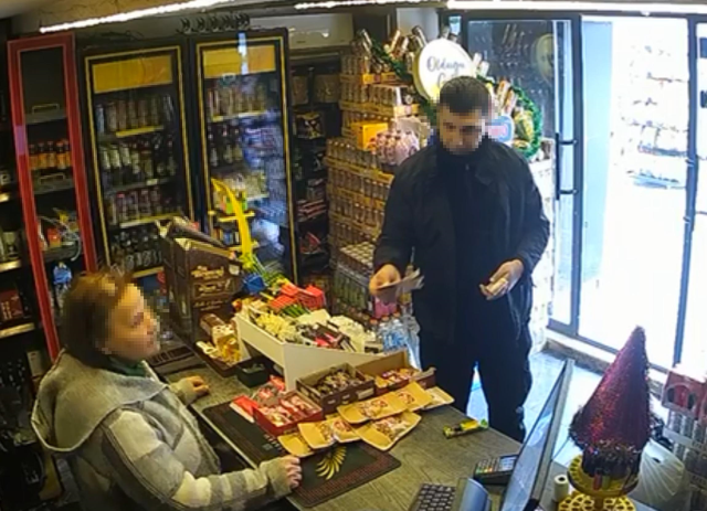 Hırsızlık suçundan aranan şahsın büfede yakalanma anı kamerada