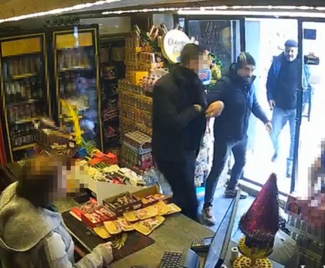 Hırsızlık suçundan aranan şahsın büfede yakalanma anı kamerada