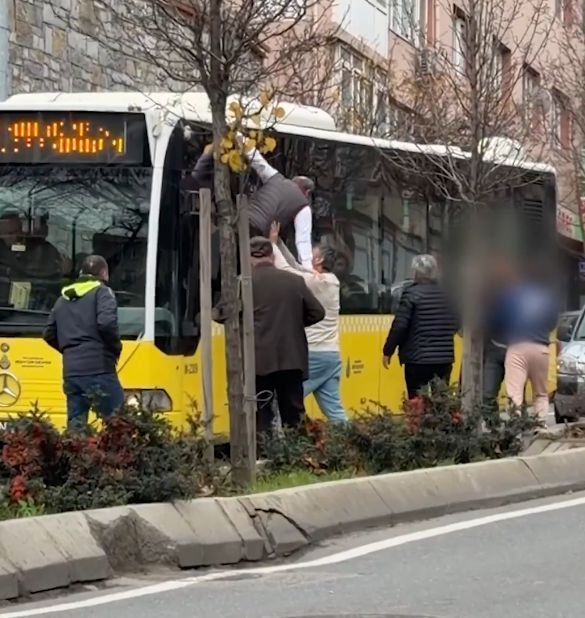 iett soforu otobusu yolda birakip camdan 19460306 4384 m