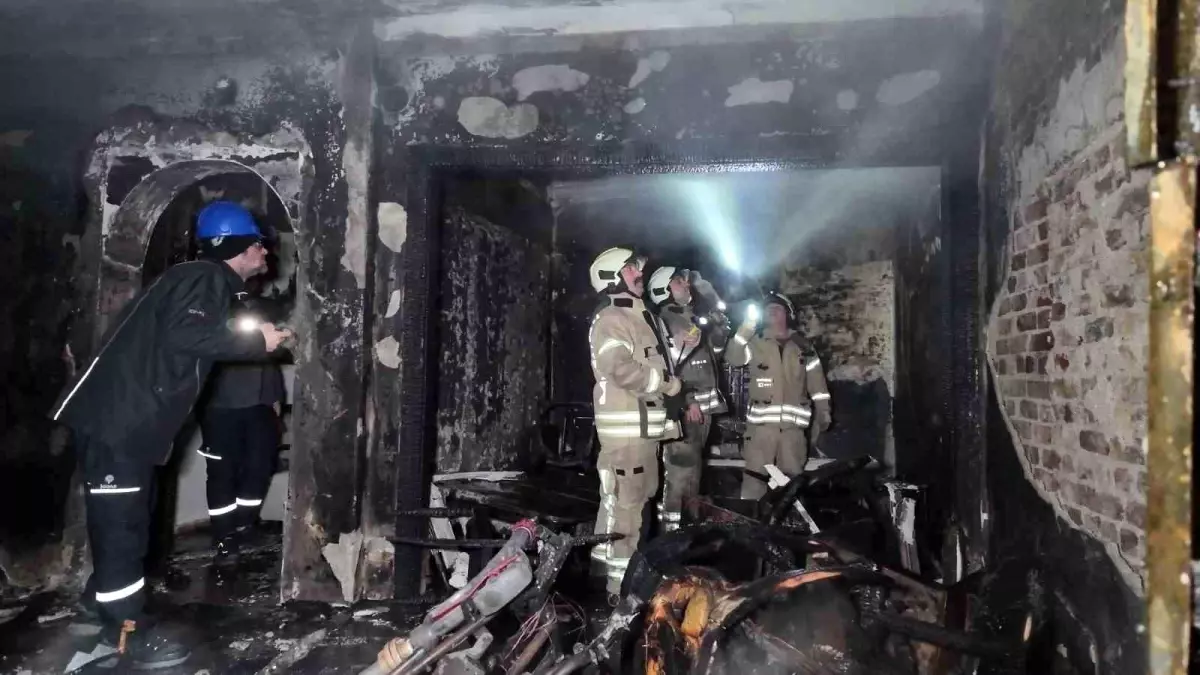 Kadıköy'de korkutan yangın: 1'i ağır 8 yaralı
