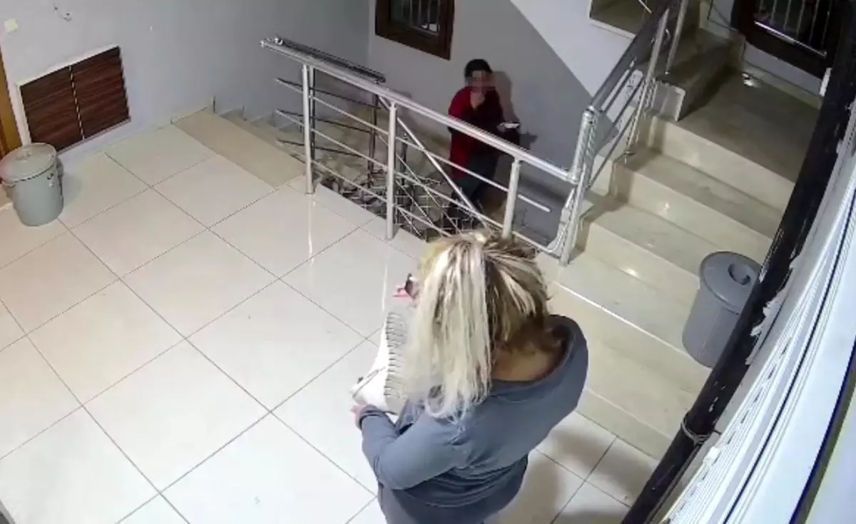 Kadın hırsızlar beğendikleri ayakkabıları böyle çaldı