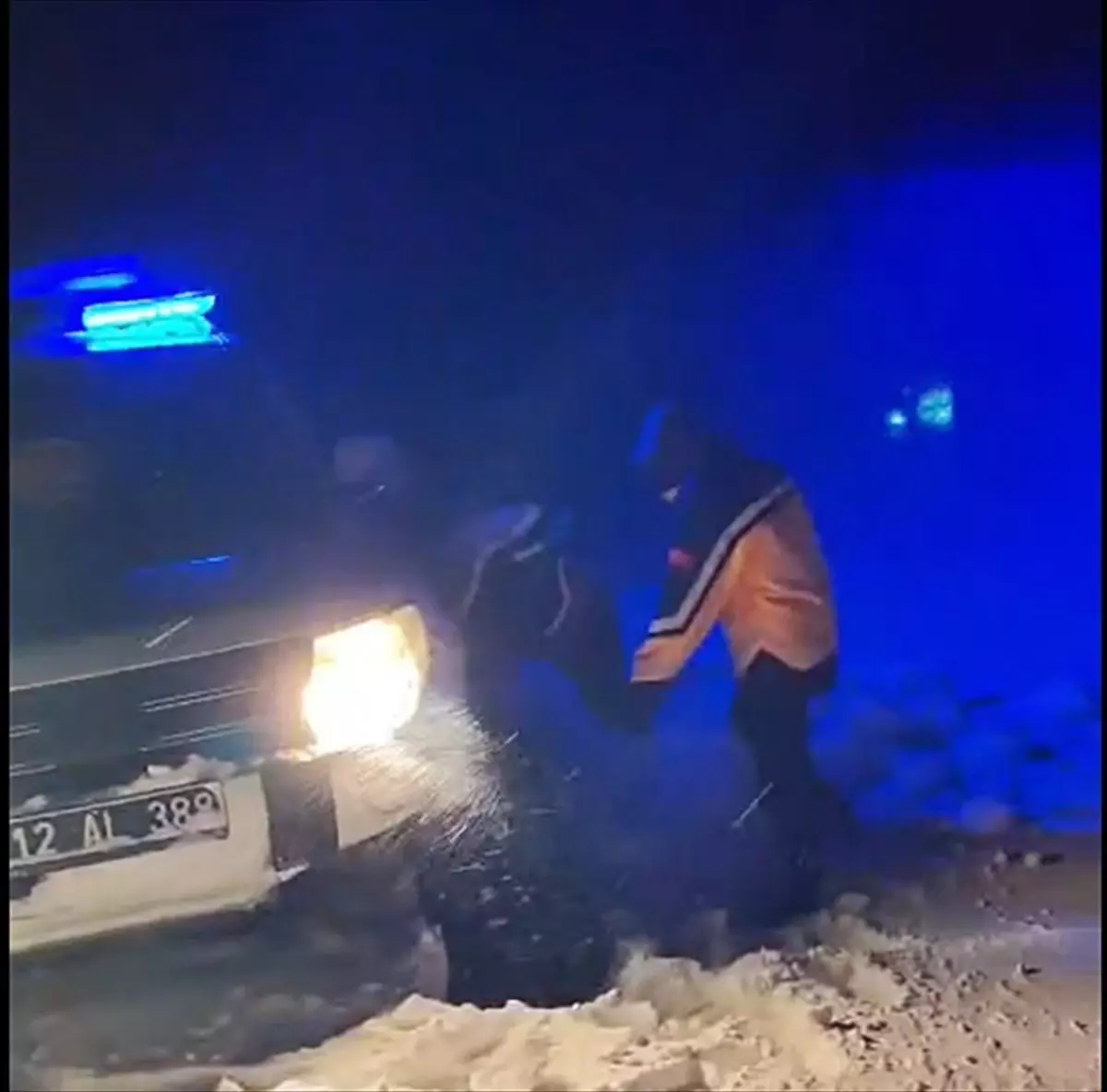 Karlıova'da hasta almaya giderken yolda kalan ambulans kurtarıldı