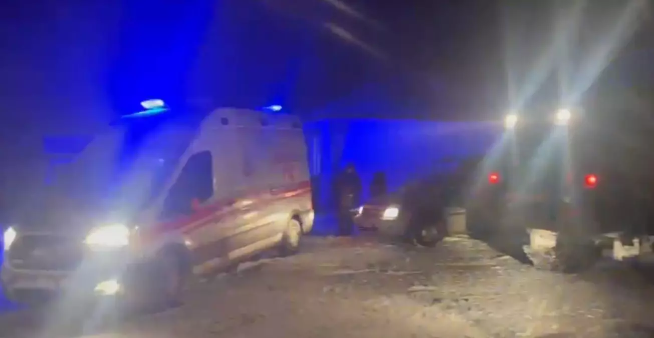 Kars'ta Yoğun Kar Yağışı ve Tipi: 9 Araçta Mahsur Kalanlar Kurtarıldı