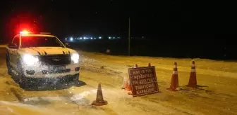 Kars'ta kar ve tipi nedeniyle bazı araçlar yolda kaldı