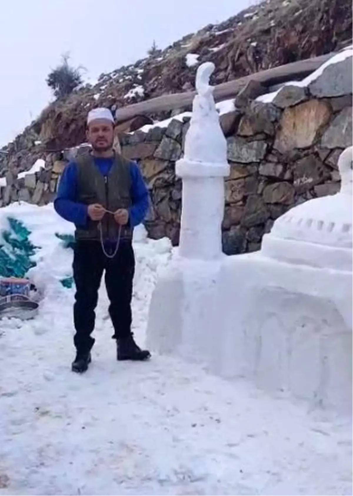 Köyüne kardan cami yaptı