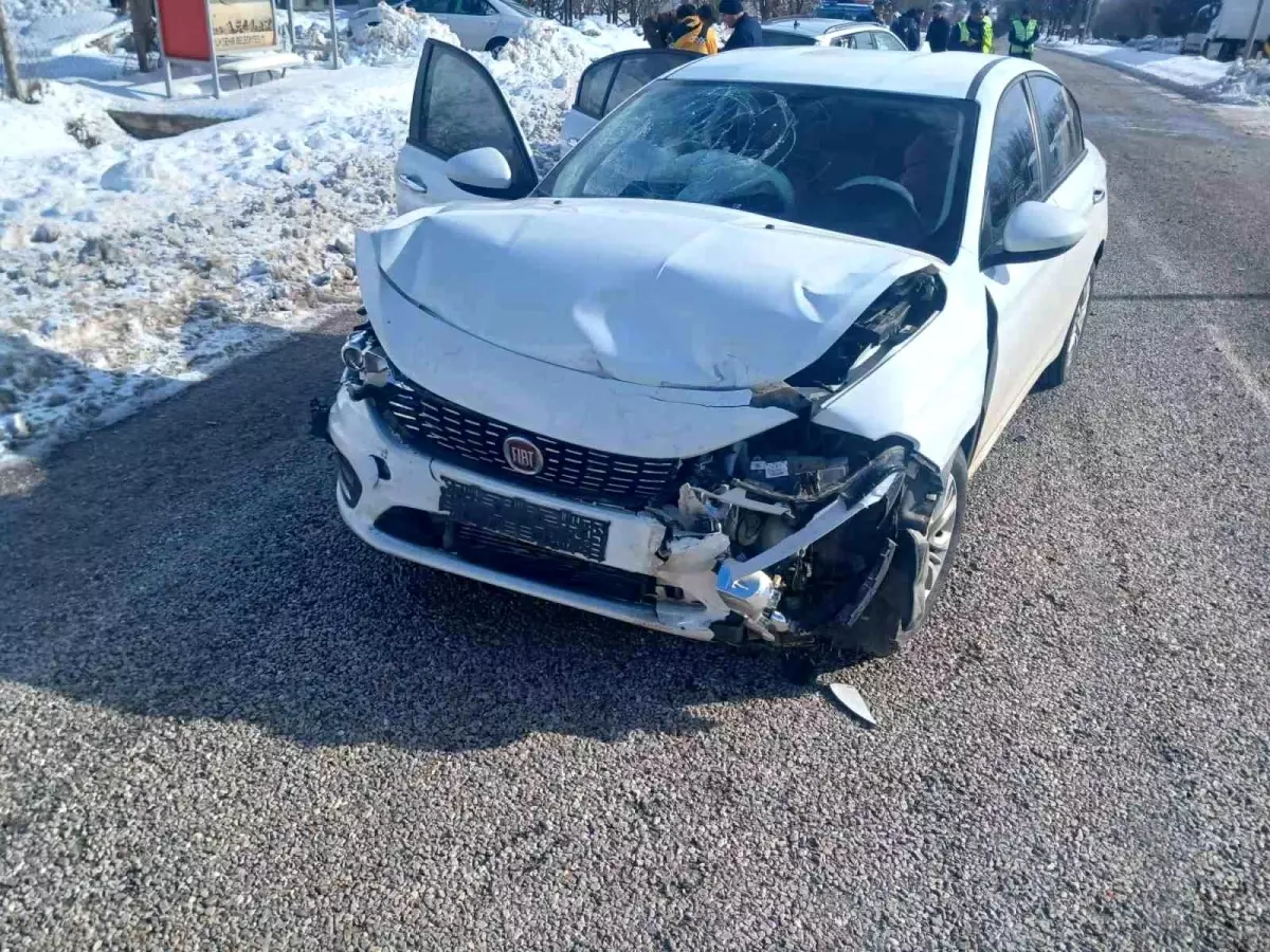 Malatya'da iki otomobil çarpıştı: 3 yaralı