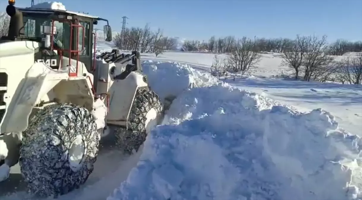 Malatya'da kar nedeniyle kapanan 66 mahallenin yolu açıldı