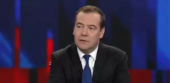 Medvedev'den Macron'a ironik yanıt: Korkudan Grönland'dan vazgeçecekler