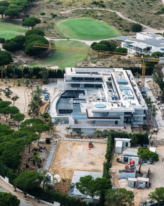 Muslukları altından! Dünyaca ünlü ismin taşınmayı düşündüğü malikane olay oldu