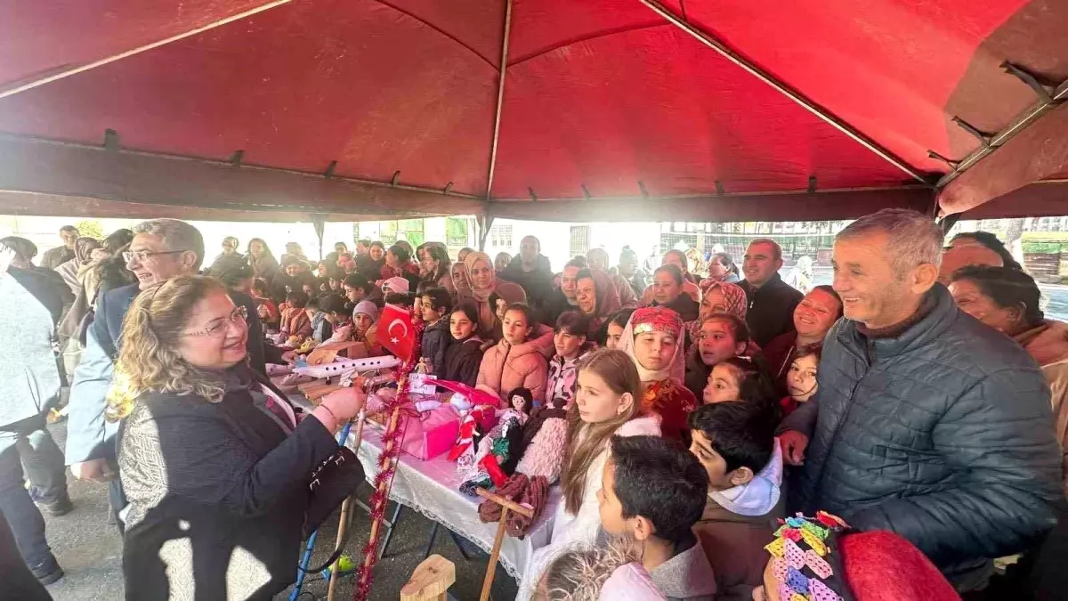 Öğrenciler 'ailenin önemine' oyuncaklarla dikkat çekti