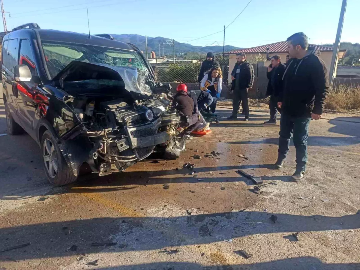 Osmaniye'de servis minibüsü ile hafif ticari araç çarpıştı: 7 yaralı