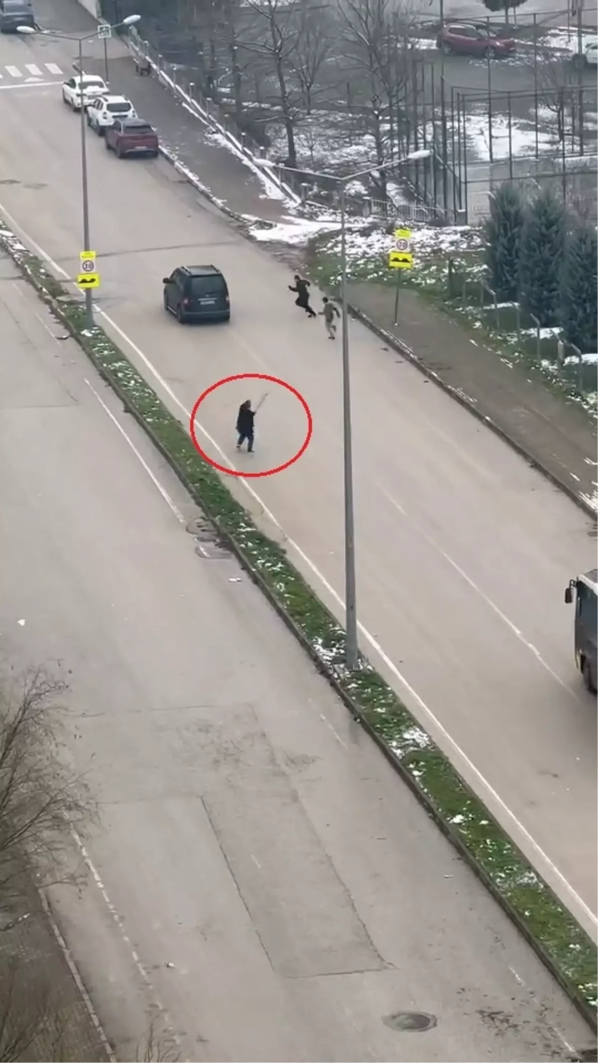 Otobüs şoförü kar topu atan çocukları sopayla kovaladı