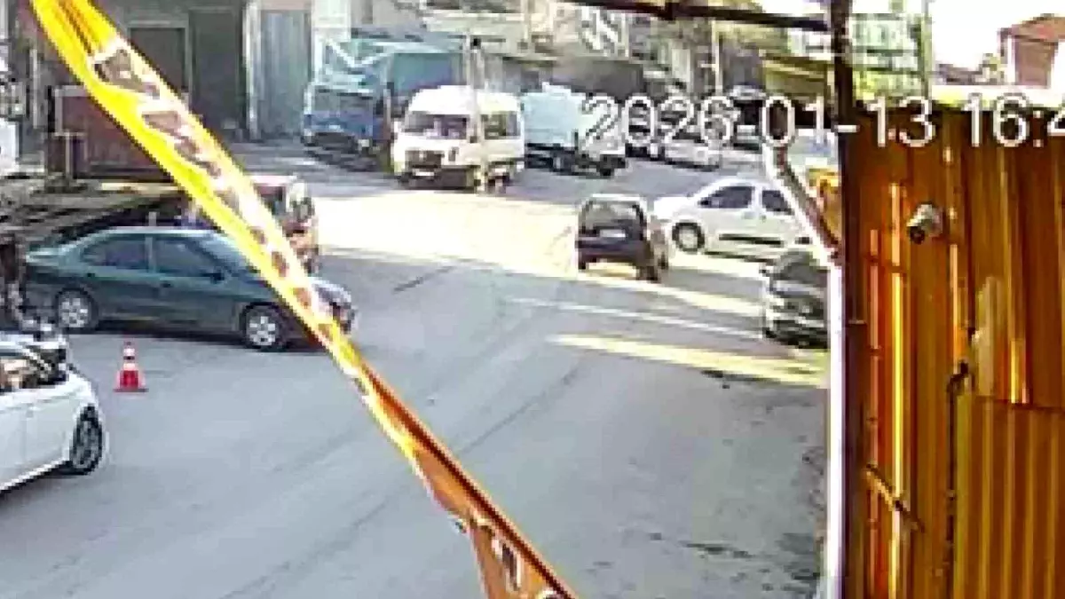 Otomobille çarpışan hafif ticari araç devrildi