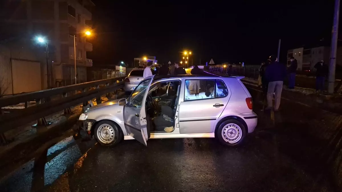 Samsun'da iki otomobil çarpıştı, 3 kişi yaralandı