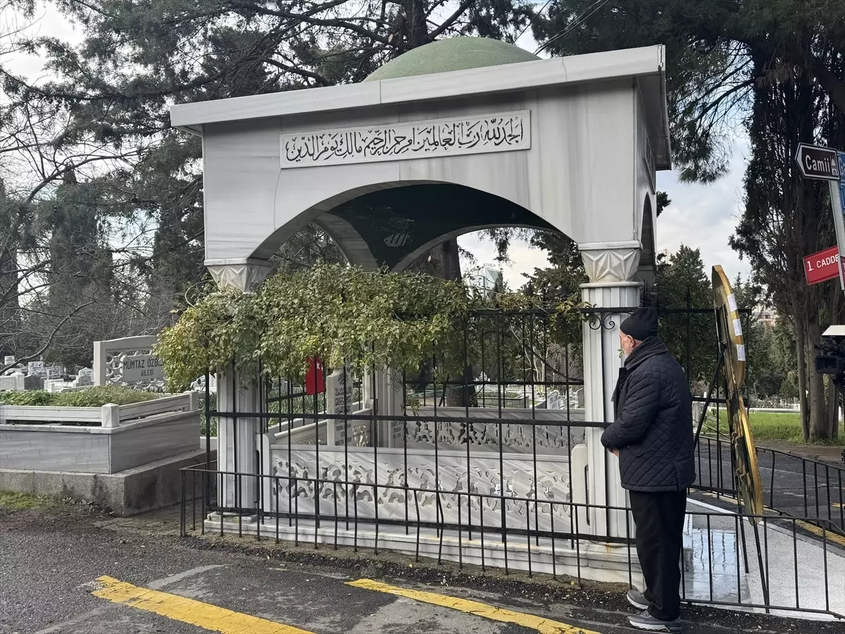 Sanatçı Safiye Ayla Targan, vefatının 28'inci yılında mezarı başında anıldı