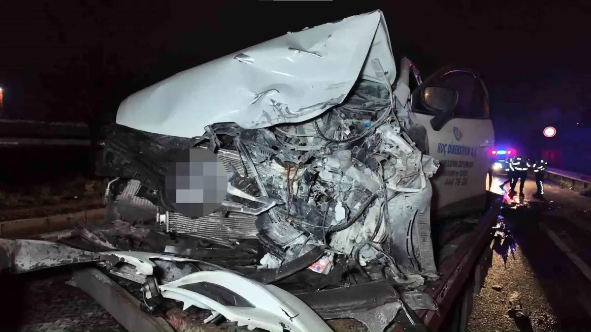 Sancaktepe'de ters şeritte ilerleyen otomobil dehşet saçtı: İki araç çarpıştı, 2 kişi yaralandı