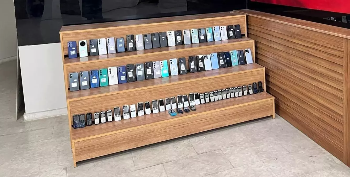 Şanlıurfa'da gümrük kaçağı cep telefonu operasyonu: 3 gözaltı