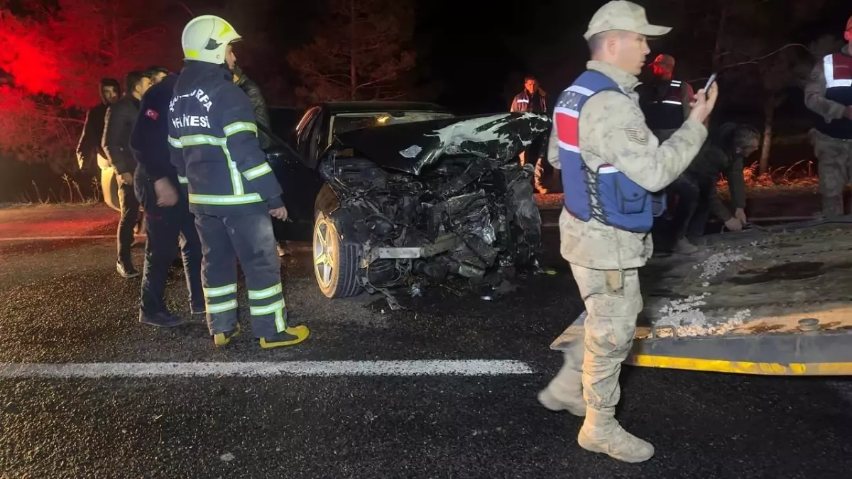Şanlıurfa'da iki araç kafa kafaya çarpıştı: 7 yaralı