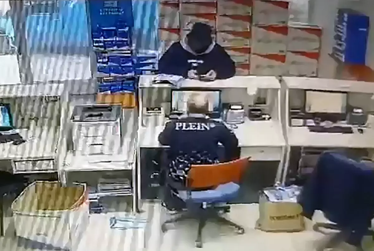 Satın almak için anlaştıkları cep telefonlarını, sahte kimlikle kargo firmasından alarak dolandırdılar