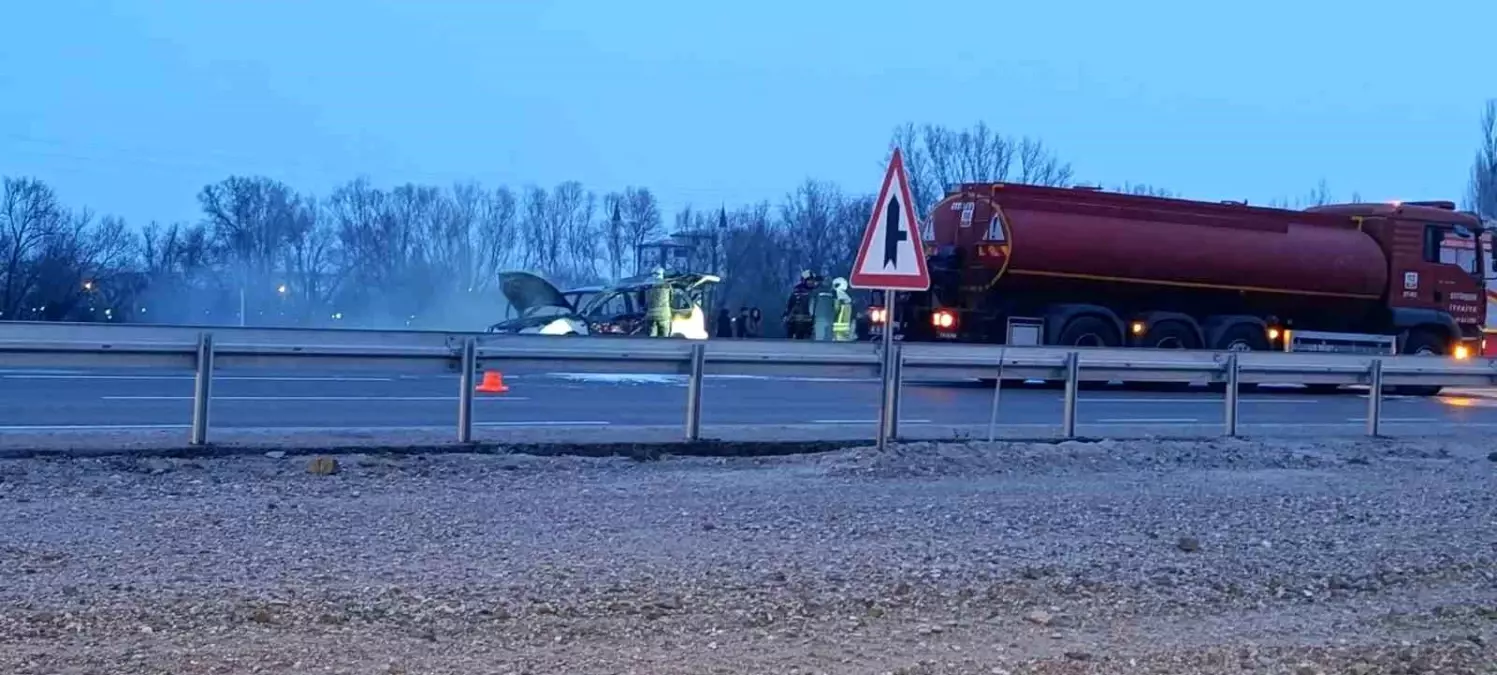 Seyir halindeki araç alev topuna döndü