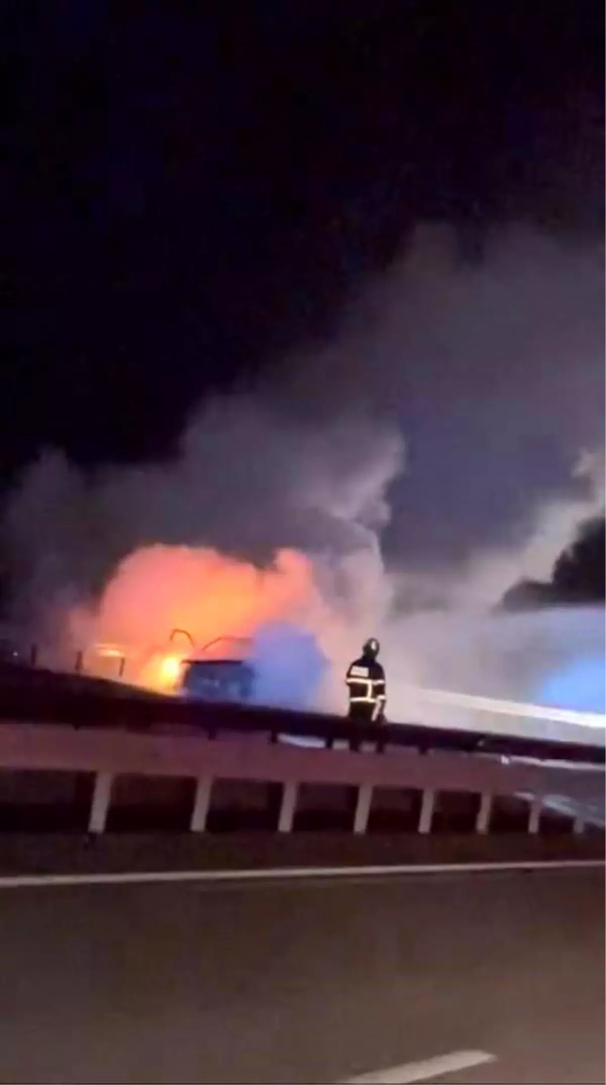 Seyir halindeki otomobil alev topuna döndü