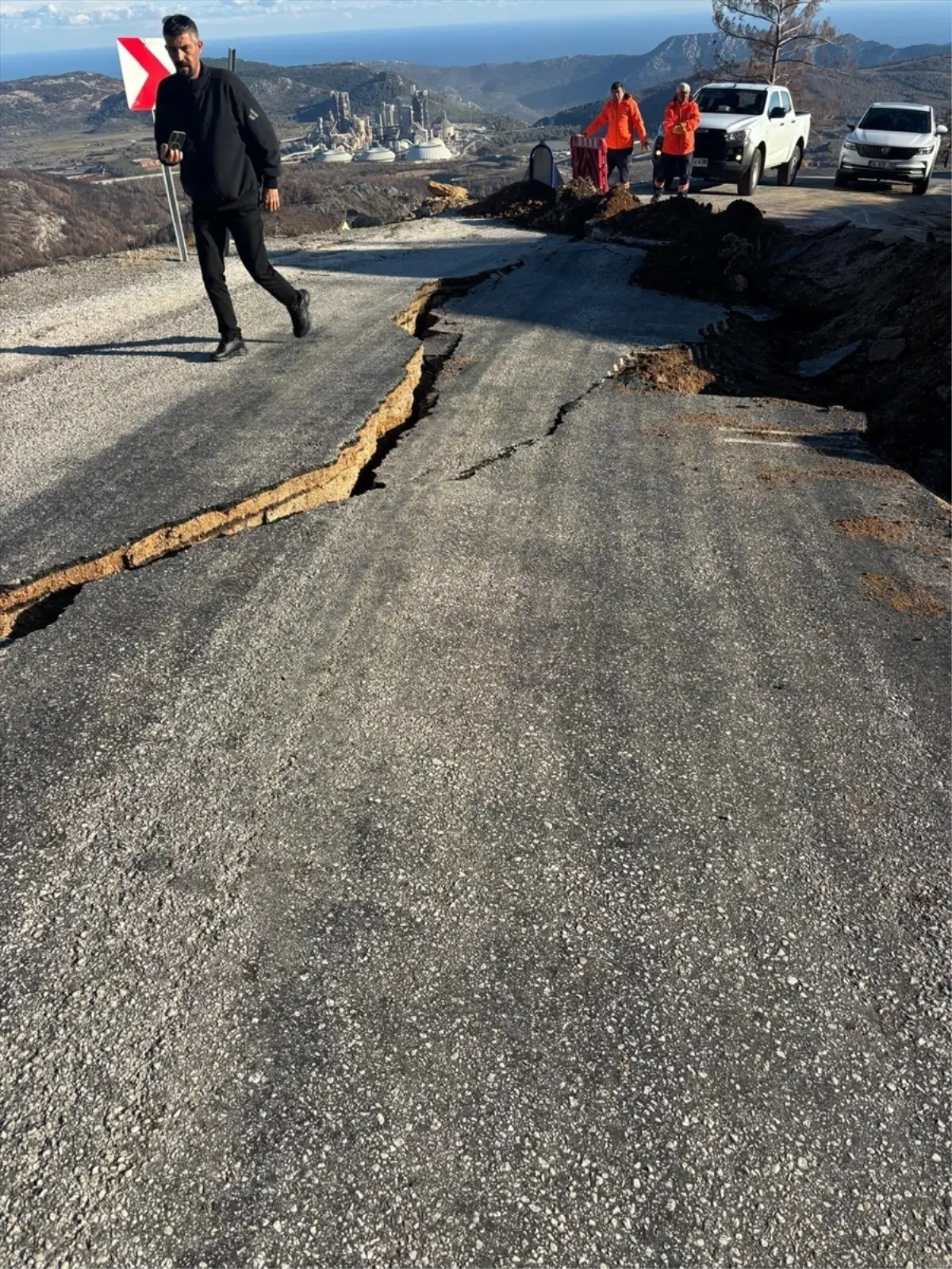 Silifke ilçesinde iki mahalleyi bağlayan yol heyelan nedeniyle ulaşıma kapatıldı