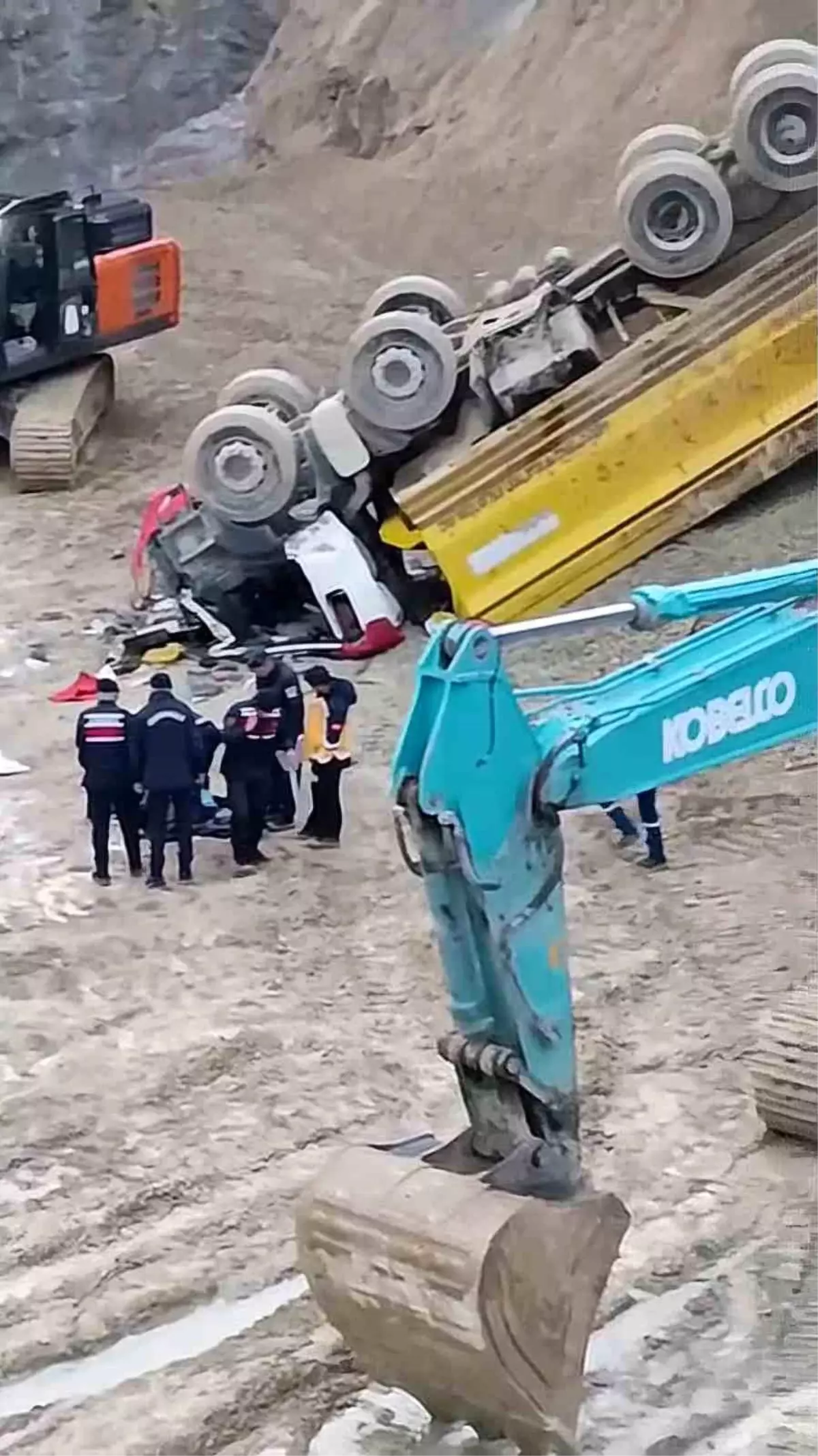 Taş ocağında uçuruma yuvarlanan kamyonun sürücüsü hayatını kaybetti