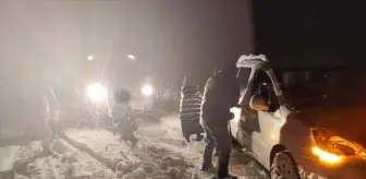 Van'da yolu kardan kapanan mahalledeki hamile kadın, ekiplerce hastaneye ulaştırıldı