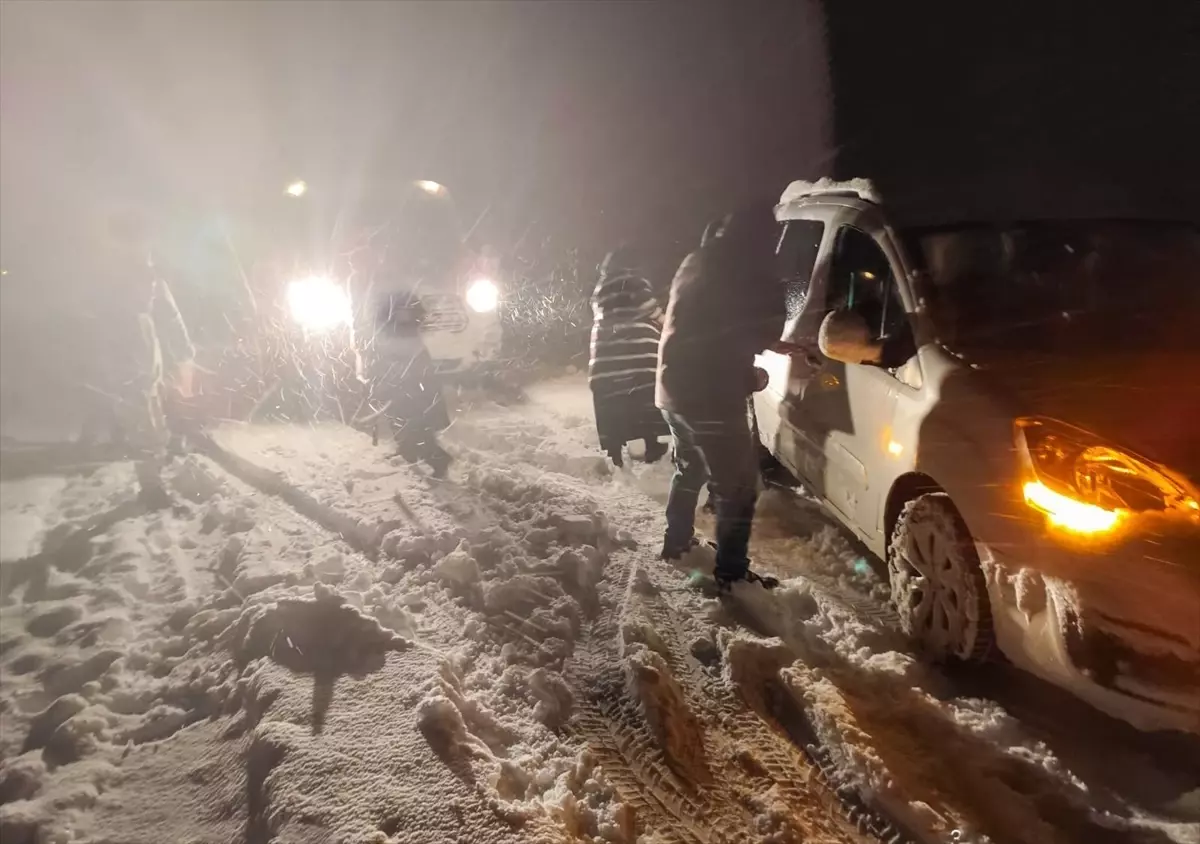 Van'da yolu kardan kapanan mahalledeki hamile kadın, ekiplerce hastaneye ulaştırıldı