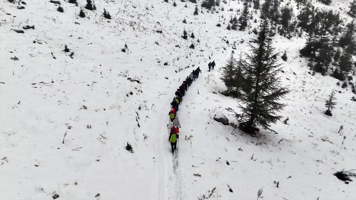 Adana'da beyaza bürünen Armutoluğu Yaylası dağcılık tutkunlarına parkur oluyor