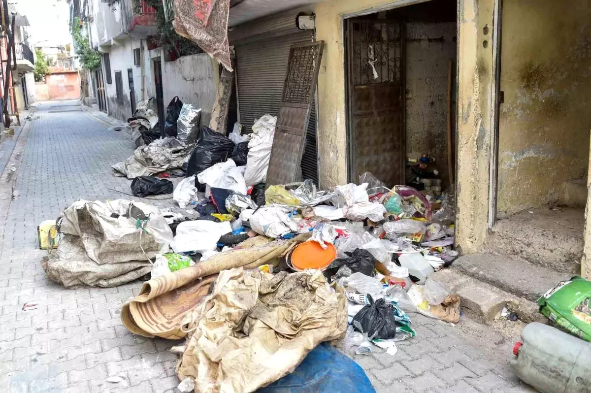 Adana'da çöp ev temizlendi