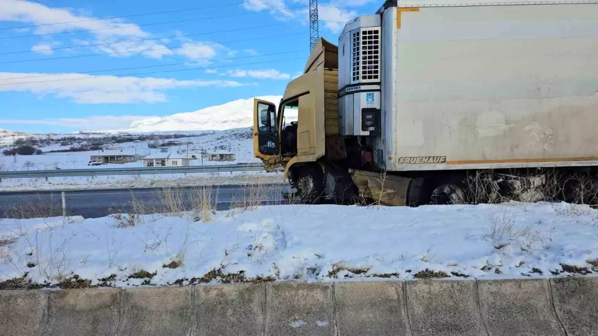 Adilcevaz'da karpuz yüklü tır kaza yaptı: 1 yaralı