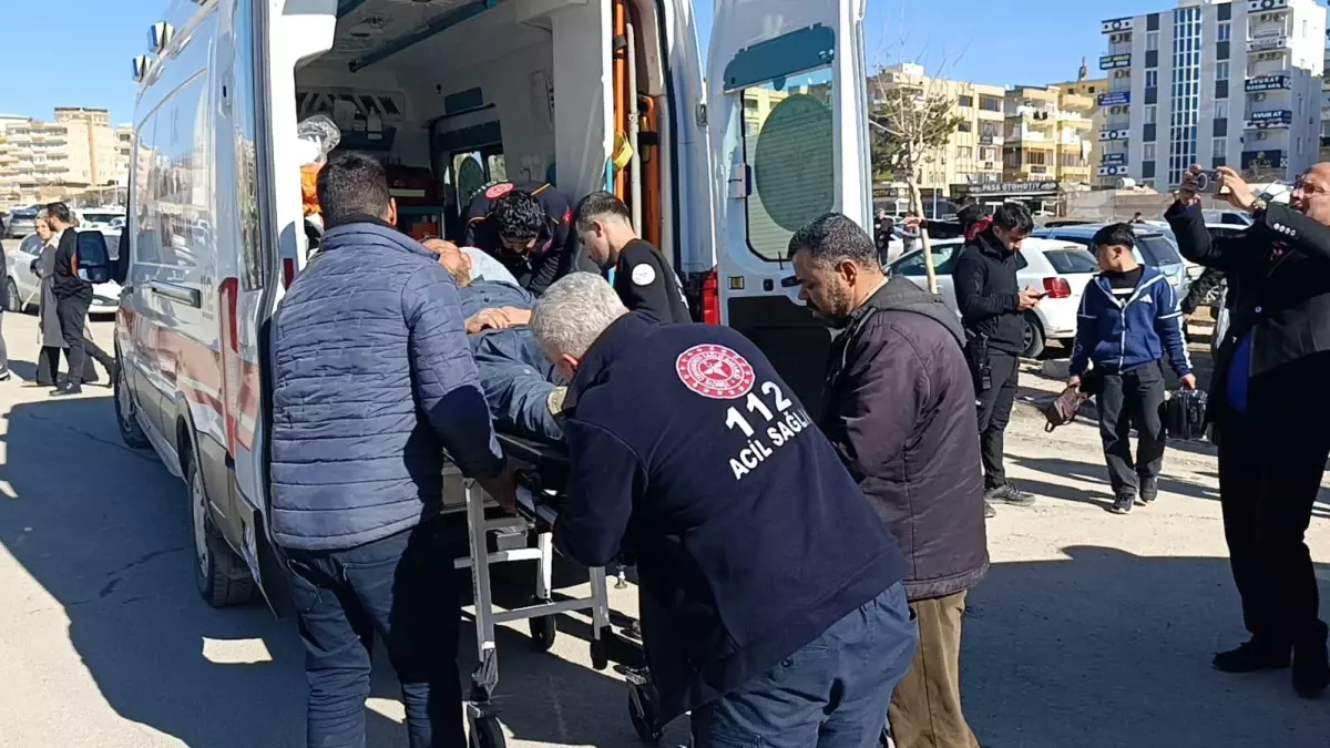 Adliye önünde boşanma kavgası: 2 yaralı